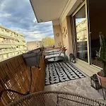 Modern With Terrace - Ideal Location דירה