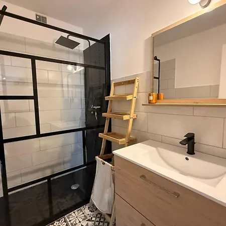Modern With Terrace - Ideal Location *
